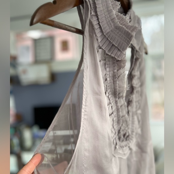 Delicate and feminine grey flowy tank blouse. - Picture 4 of 6